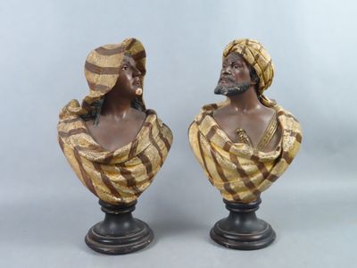 une paire de bustes en bronze représentant un homme et une femme portant un turban sur la tête