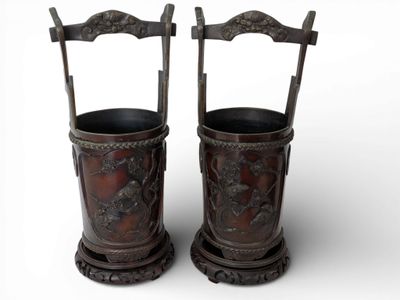 Paire de seaux en bronze à une anse et à décor de volatiles …