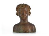 buste en bronze représentant un jeune garçon aux cheveux bouclés, sur fond blanc