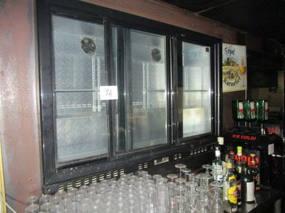 un bar avec une pile de verres vides sur le comptoir