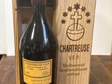 une boîte en bois contenant une bouteille de vin et une boîte en bois portant un logo