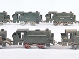 plusieurs petits trains sont alignés sur une surface blanche