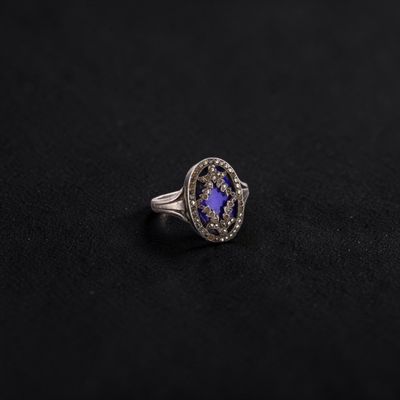 Bague en argent (800e), composée d'un chaton ovale à décor d… - Photo 1