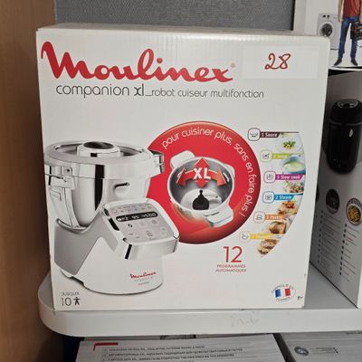 une boîte de nourriture posée sur une étagère