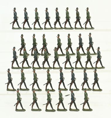 C.B.G et divers 38 soldats au défilé, terrasse verte, mélange de 2 sér