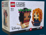 deux figurines Lego représentant un homme et une femme devant une boîte