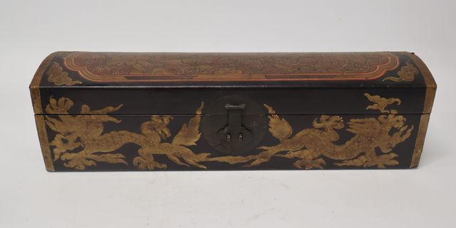 CHINE - XIXe siècle - Boite rectangulaire en bois laqué noir à dé...