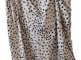 une jupe pour femme à pois noirs et blancs