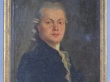 portrait d'un homme vêtu d'un manteau bleu et aux cheveux blancs
