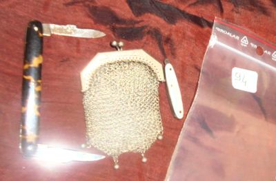 un couteau, un sac en filet et un couteau de poche posés sur une table
