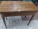 une petite table en bois surmontée d'un tiroir