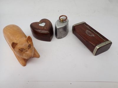 trois petits objets en bois posés côte à côte sur une table