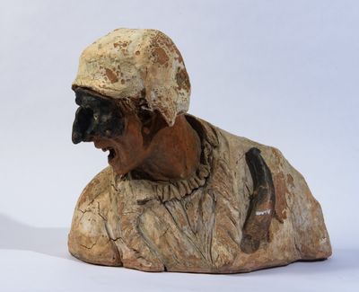 une statue représentant un homme portant un casque
