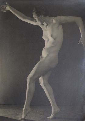 photographie en noir et blanc d'une femme nue debout sur une étagère