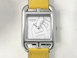 une image montrant un gros plan d'une montre-bracelet avec un bracelet jaune