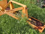 un tracteur qui est garé dans l'herbe près de la clôture