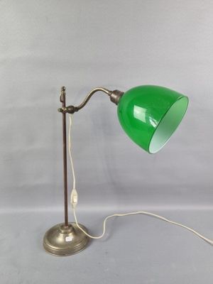 une image représentant une lampe de bureau verte sur fond blanc