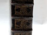 livres empilés sur une surface blanche