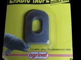 un gros plan sur un paquet de ruban adhésif sur fond noir