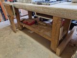 un établi sur lequel se trouvent de nombreux outils