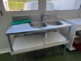 un lavabo dans un coin d'une pièce dotée d'une fenêtre