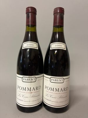 deux bouteilles de vin rouge posées l'une à côté de l'autre sur une table