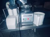 une photo représentant un mixeur et des tasses posés sur un plan de travail de cuisine