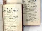 deux vieux livres posés l'un sur l'autre sur une table