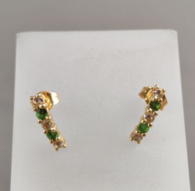 Paire de CLOUS d'OREILLES en or jaune sertie de pierres blan…