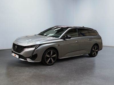 La nouvelle Peugeot Sportwax est garée dans une grande pièce