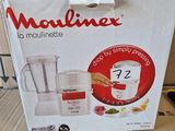 une boîte sur laquelle est posé un mixeur
