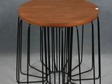 une image représentant une table avec un plateau en bois et des pieds en métal noir