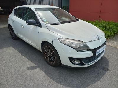 la voiture blanche est garée devant un bâtiment