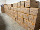 de nombreuses boîtes empilées dans une pièce