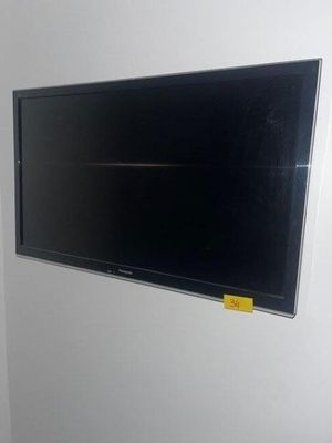 un téléviseur à écran plat fixé au mur d'une pièce