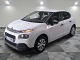 la citrole blanche est garée dans le garage sur un sol en damier
