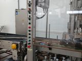 une machine qui traite des bouteilles dans une usine
