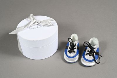 BABY DIOR. Paire de chaussons façon baskets montantes en cui…