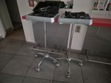 une table en métal sur laquelle se trouvent une paire de ciseaux