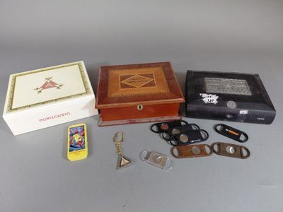 un grand nombre d'objets posés sur une table
