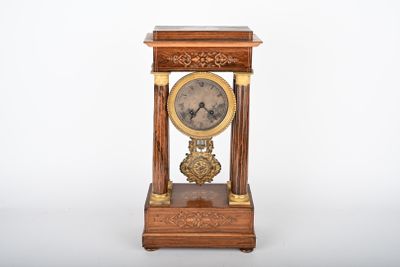 Pendule portique en marqueterie et laiton. - Photo 1