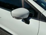 une voiture blanche avec un rétroviseur sur le côté