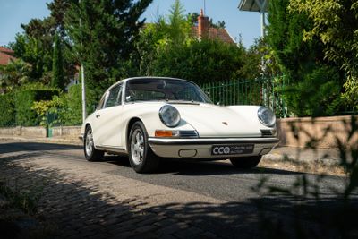 une voiture blanche qui roule dans la rue