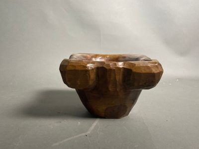 une image représentant un petit bol en bois posé sur une table