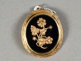 une image représentant une serrure noire et dorée ornée de fleurs