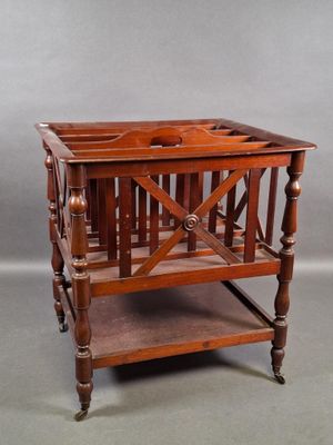 une vieille table en bois sur laquelle est posé un porte-revues