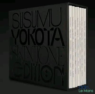 photo en noir et blanc d'un livre sur lequel est inscrit le titre « Susumu Yorota »