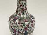 une image représentant un vase orné de fleurs et d'oiseaux