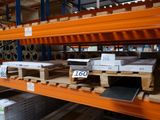 de nombreuses palettes de bois sur les rayonnages de l'entrepôt