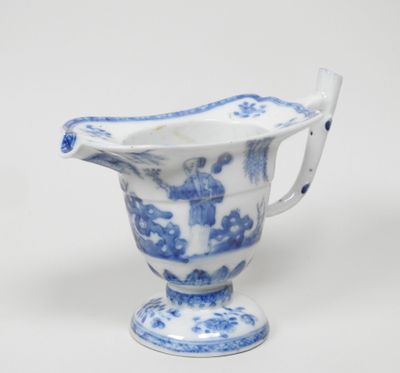 un vase bleu et blanc muni d'une anse, sur un fond blanc